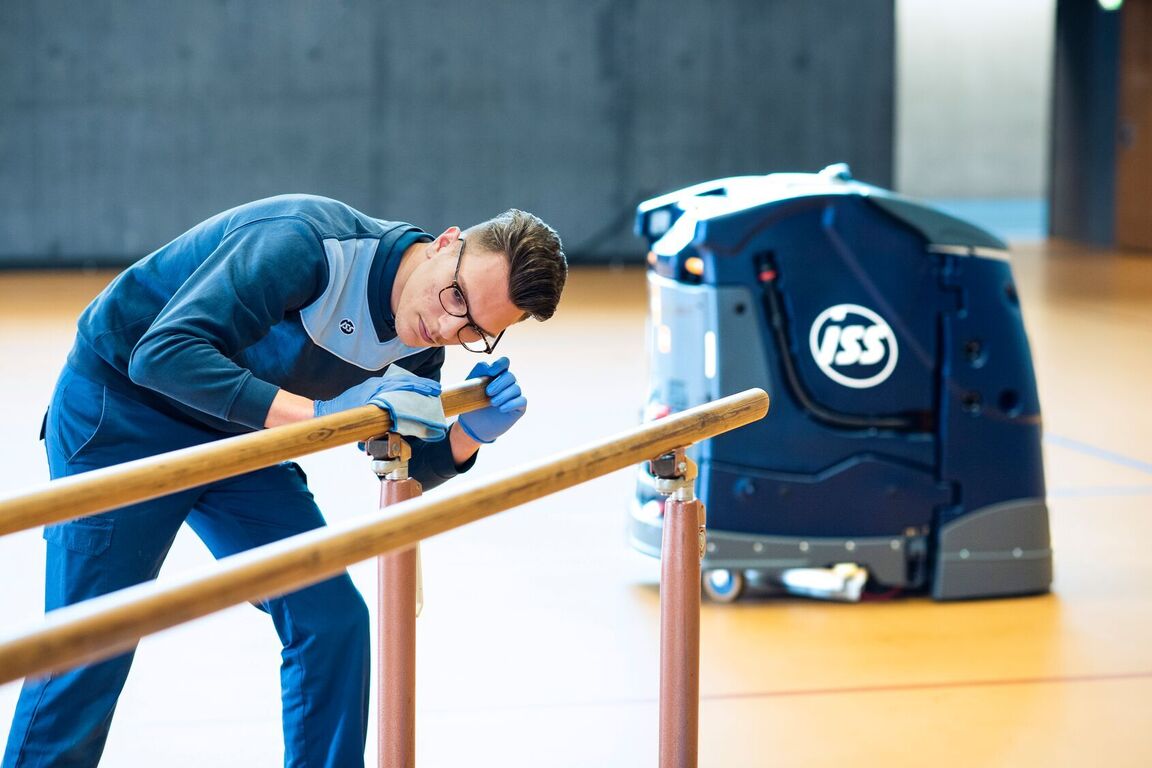 Web_Wide-2024_ISS_CH_Cleaning_Cobot__02-1